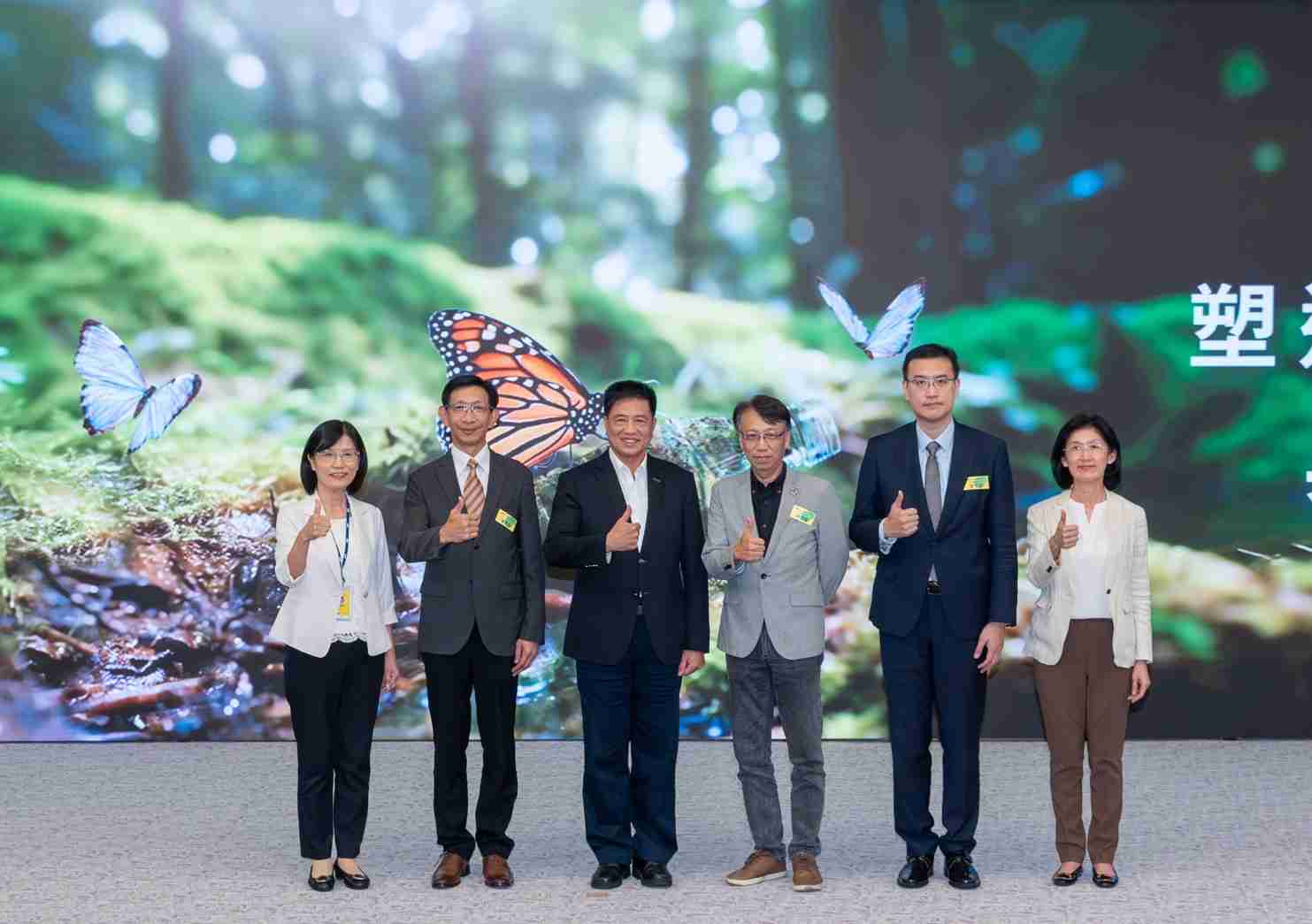 友達2023 CSR共榮大會，，，邀請領域專家分享交流生物多樣性管理趨勢、、無塑產品、、、、海廢永續塑料等議題  （圖左到右：友達光電永續長古秀華、、3M台灣技術長陳君杰、、、、友達光電董事長暨集團策略長彭双浪、、、、光寶科技企業永續發展處處長陳慶暉、、安永聯合會計師事務所執業會計師曾于哲、、友達光電供應鏈總部副總經理吳宜芳）